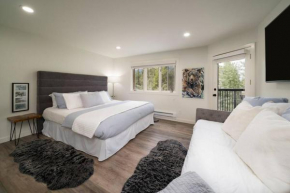 Whispering Tree w/ Mountain View, Shuttle Stop, parking Garage & minutes to town!